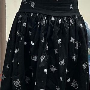 SARA USA Black Skull Skirt Midi with white skulls Elastic Waist Size Large NWOT